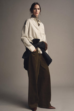 Gestreiftes, fließendes Hemd