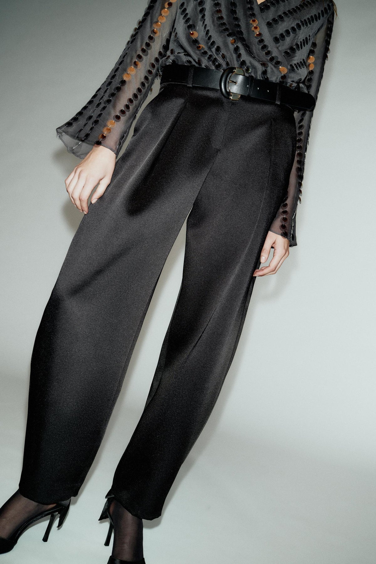 Satinhose mit Gürtel