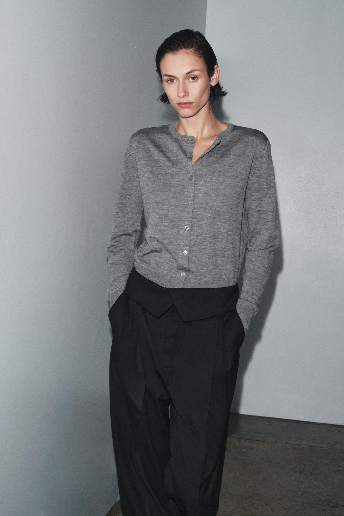 100% WOOL PLAIN KNIT CARDIGAN - Image 1