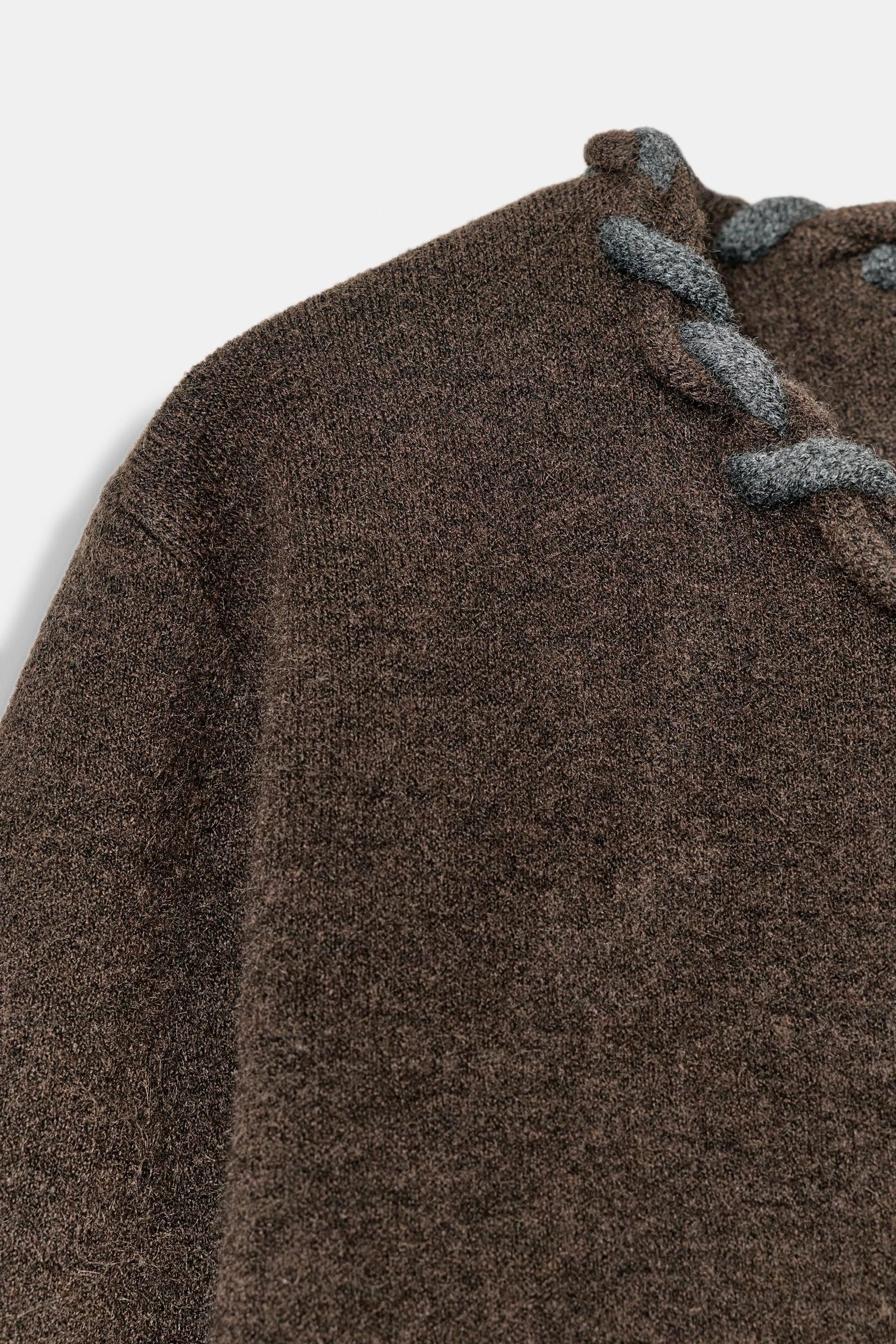 Strickjacke mit eingewebtem Besatz