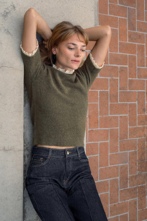 Wollpullover mit Rüschen