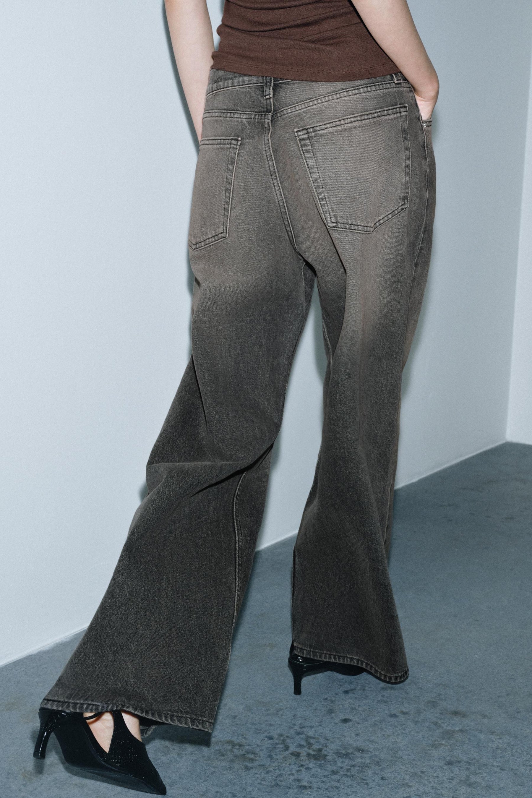 Wide-leg mid-waist jeans