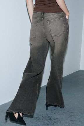Wide-leg mid-waist jeans