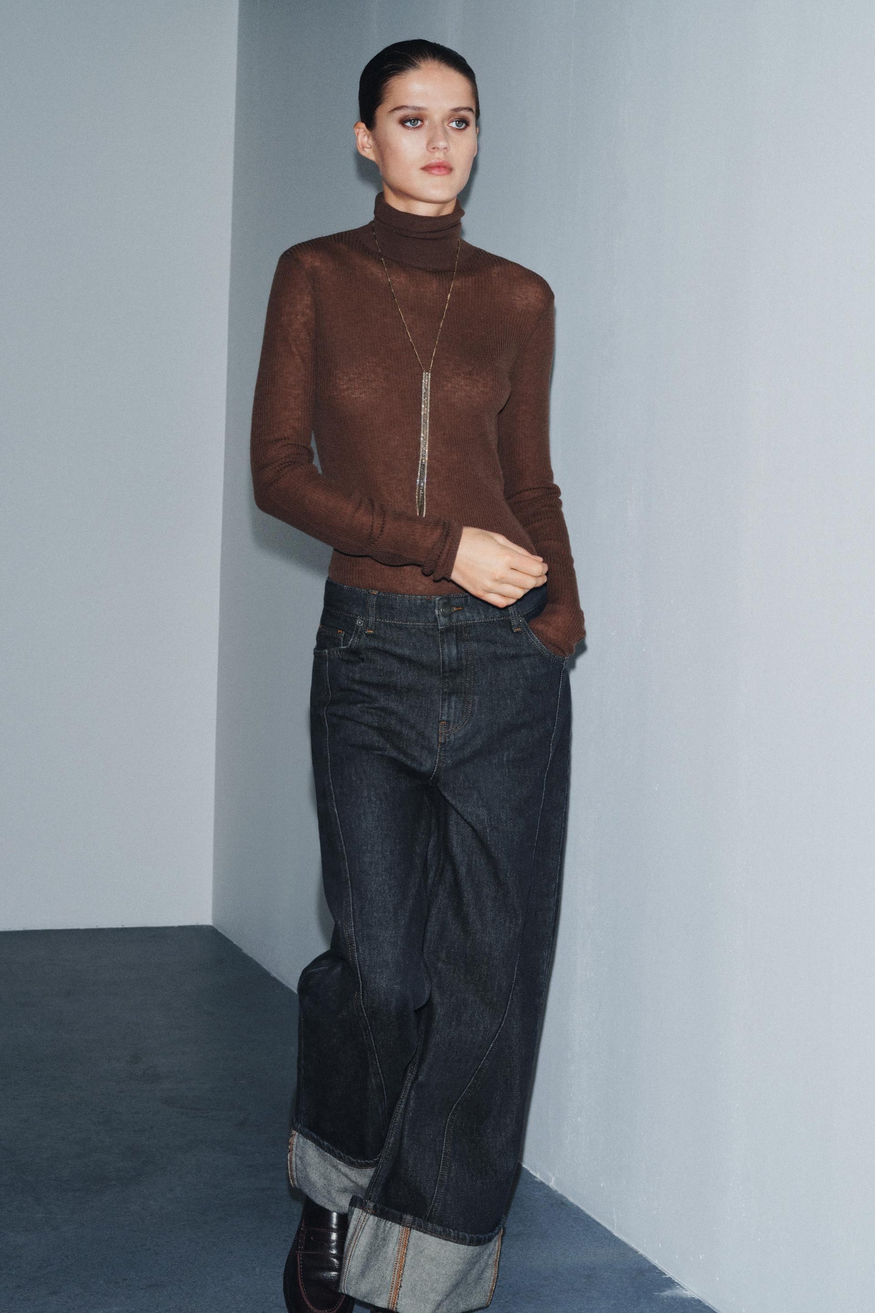 Wide-leg mid-waist jeans