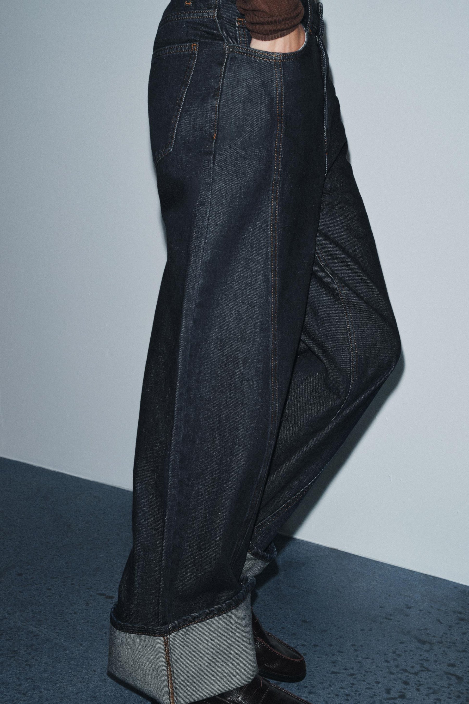 Wide-leg mid-waist jeans