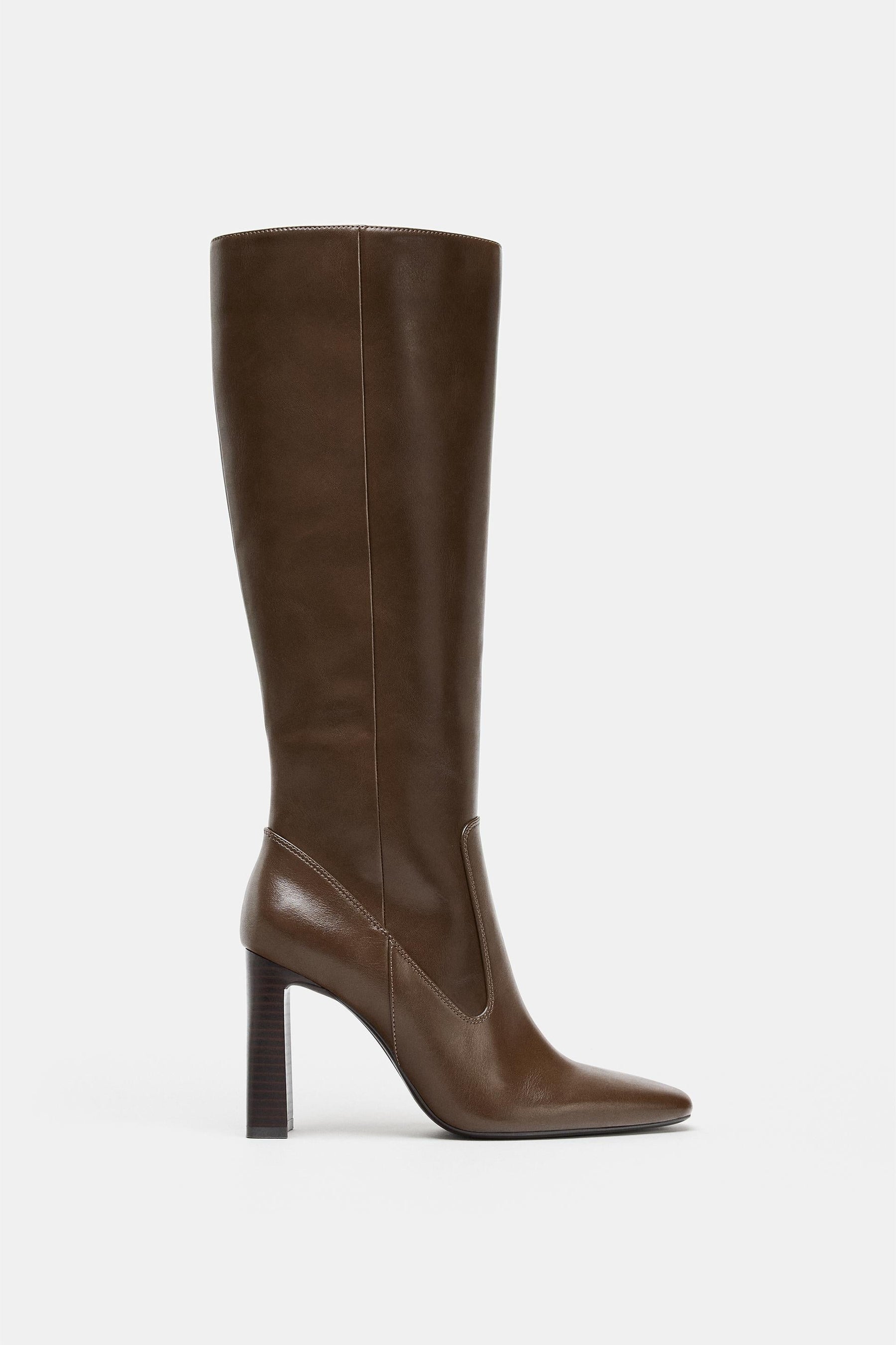 Kniehohe Stiefel mit Ziernähten