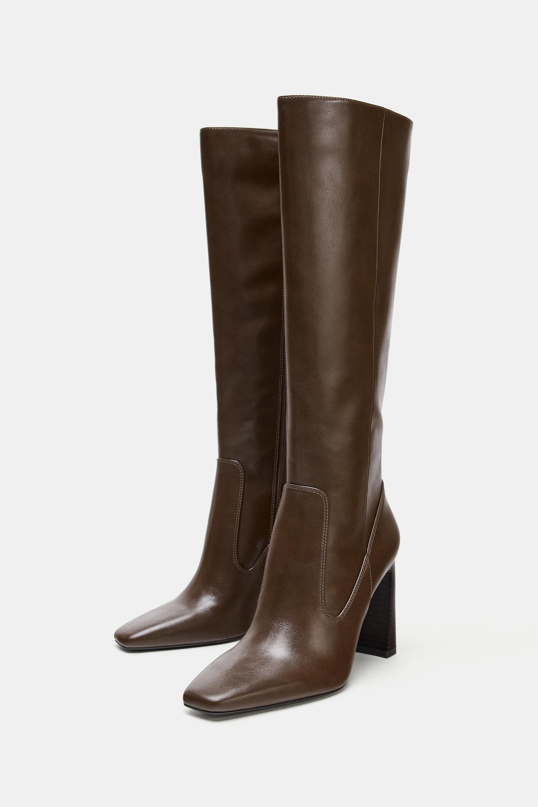 Kniehohe Stiefel mit Ziernähten