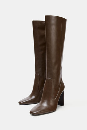 Kniehohe Stiefel mit Ziernähten