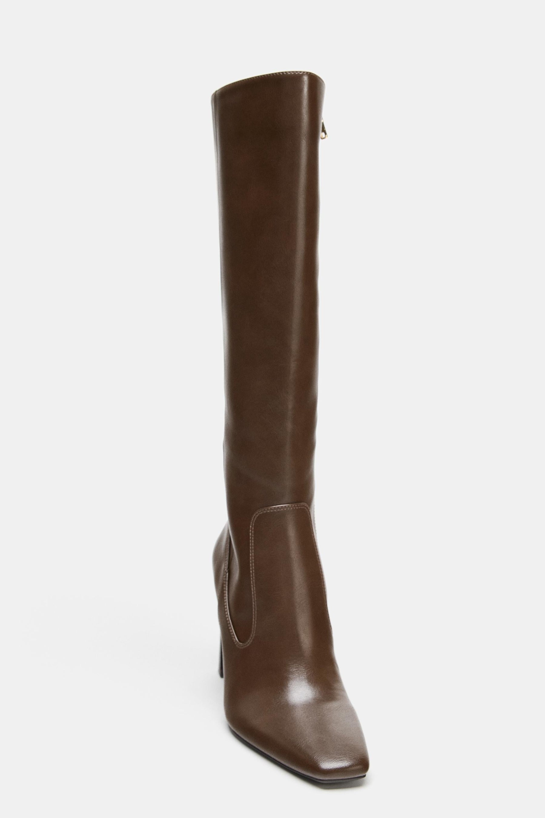 Kniehohe Stiefel mit Ziernähten