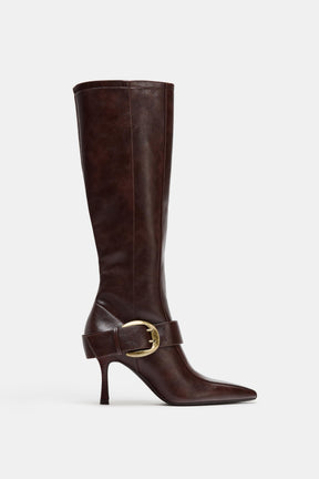 Stiefel mit Metallschnalle und hohem Absatz