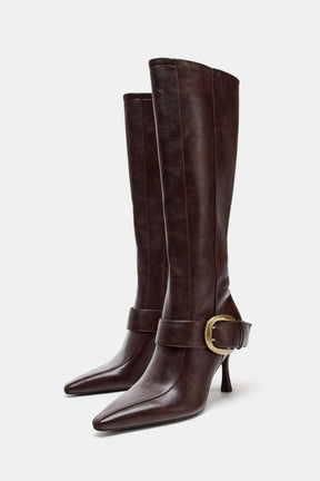 Stiefel mit Metallschnalle und hohem Absatz