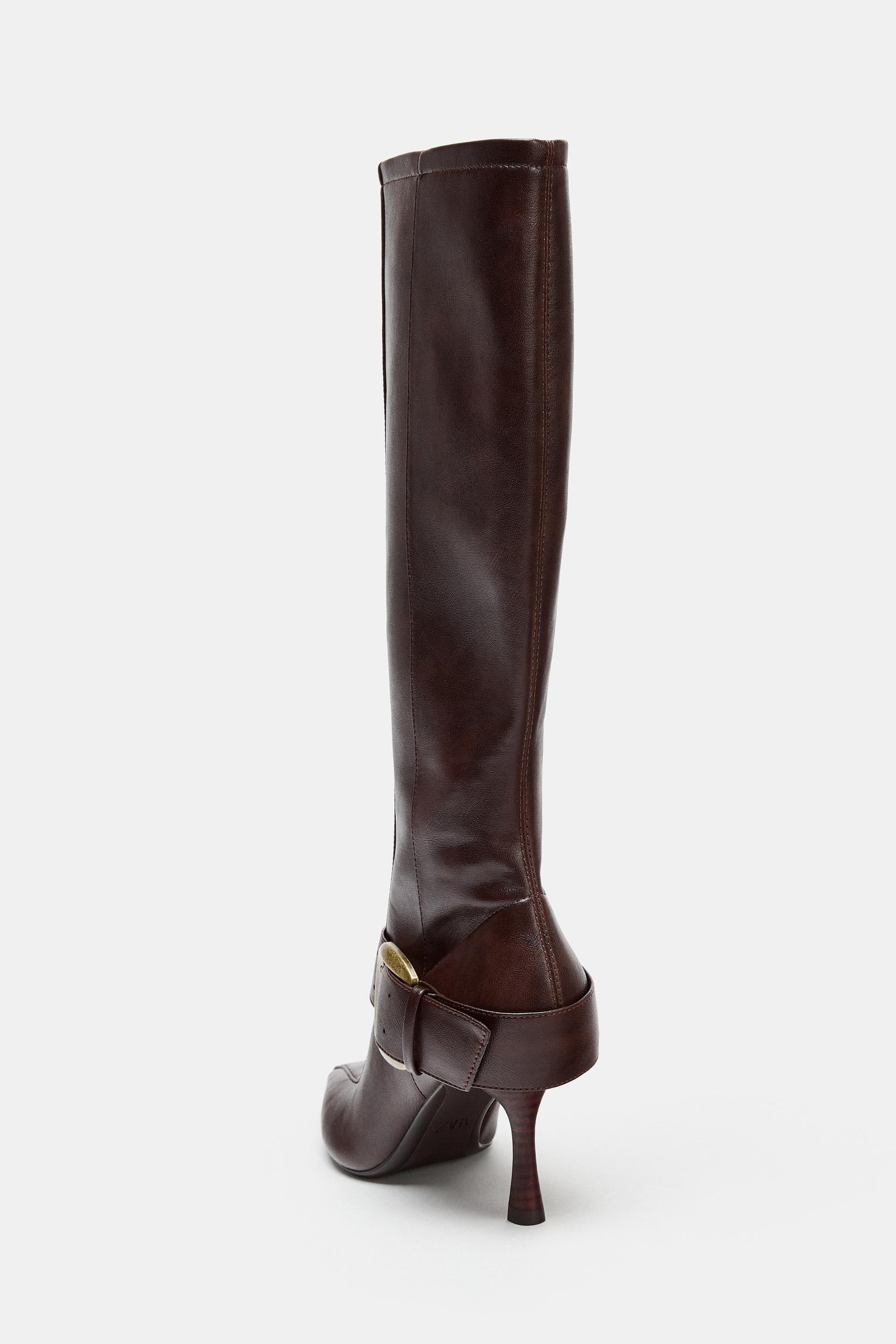 Stiefel mit Metallschnalle und hohem Absatz