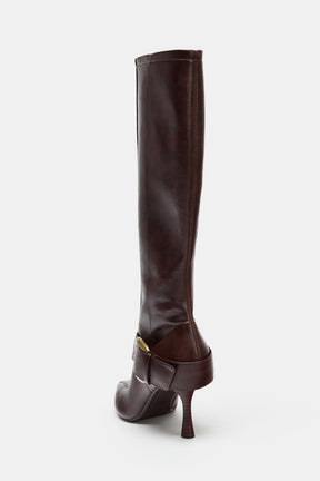 Stiefel mit Metallschnalle und hohem Absatz