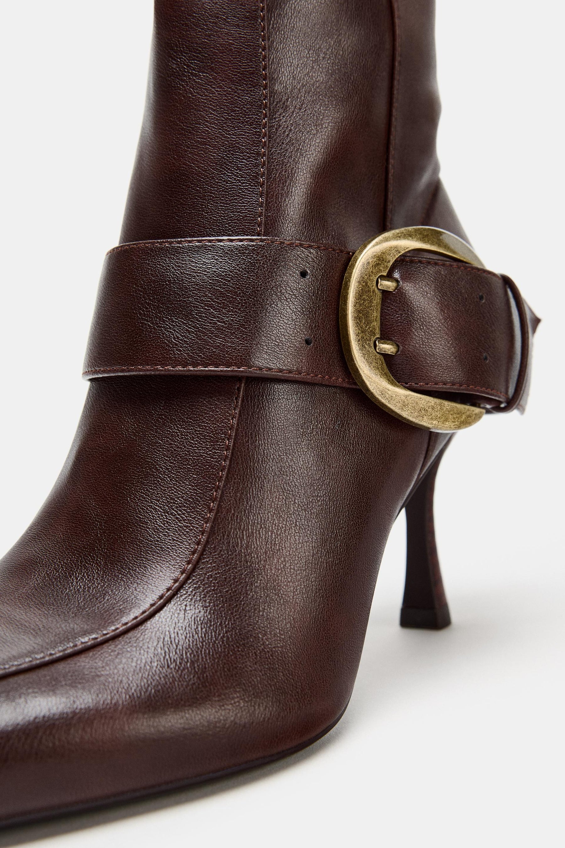 Stiefel mit Metallschnalle und hohem Absatz