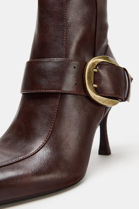 Stiefel mit Metallschnalle und hohem Absatz