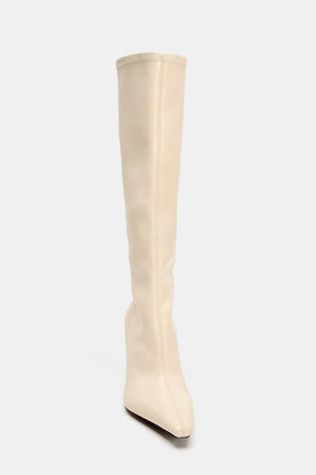 Stiefel mit hohen Absätzen