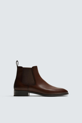 Spitz zulaufende Chelsea Boots
