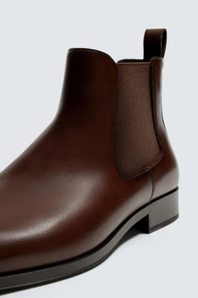 Spitz zulaufende Chelsea Boots