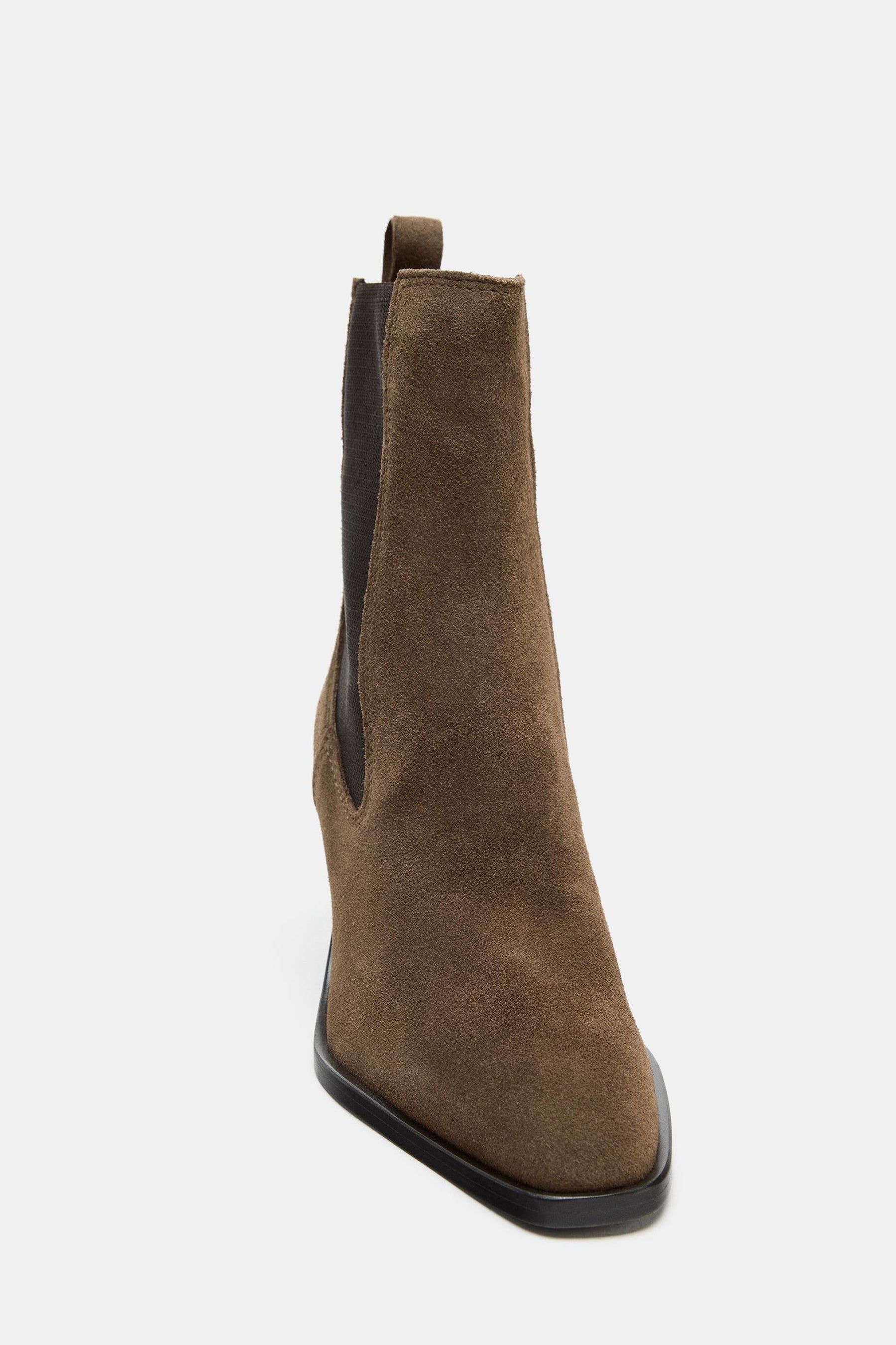 Stiefeletten aus Wildleder mit Absatz