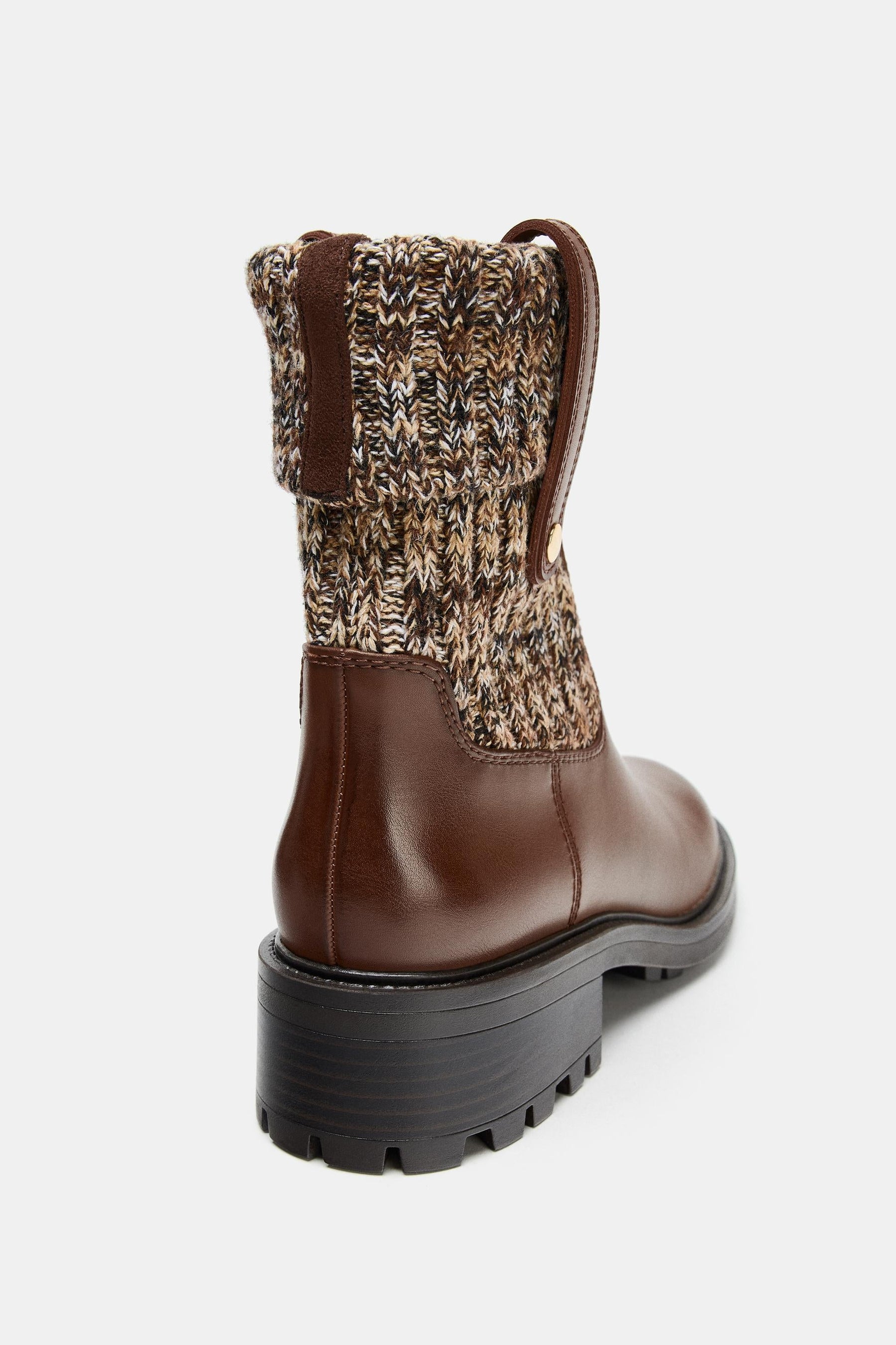 Ankle boots, flat sock.