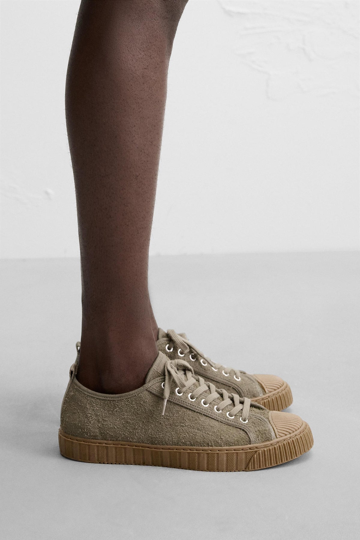 Contrast Sole Leather Sneaker