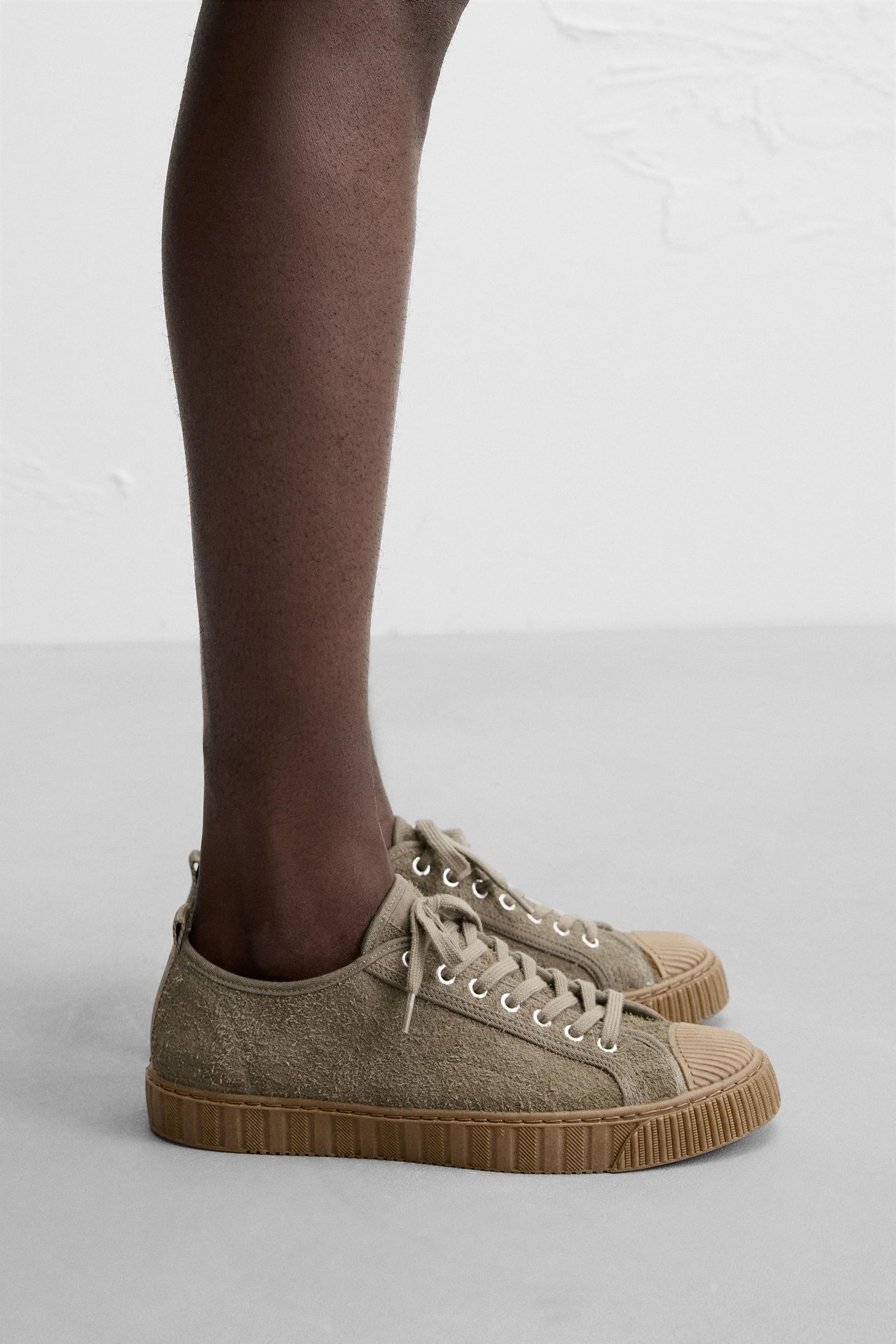 Sneaker aus Leder mit kontrastierender Sohle