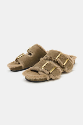 FLACHE SANDALEN AUS SCHAFFELFEL