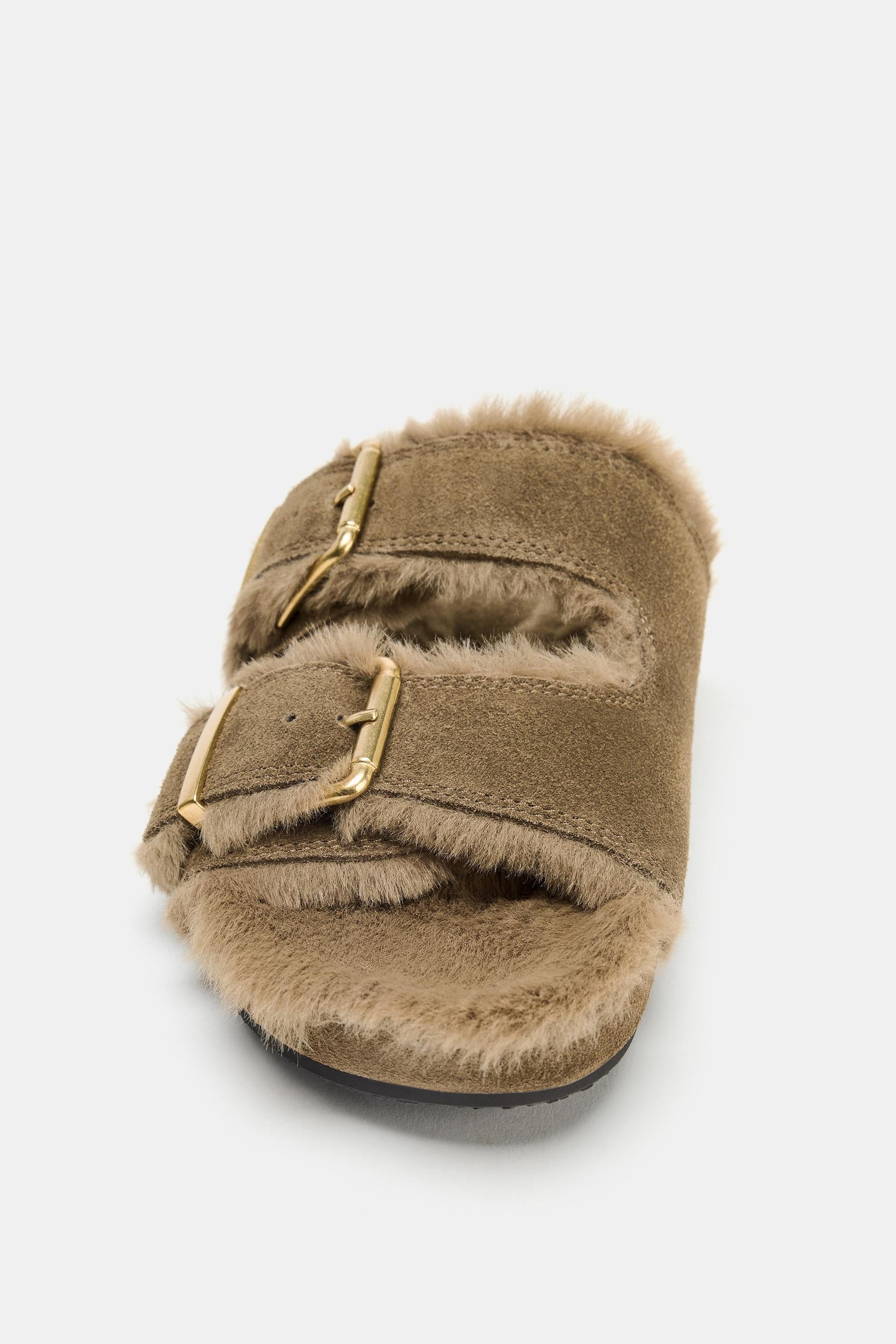 FLACHE SANDALEN AUS SCHAFFELFEL