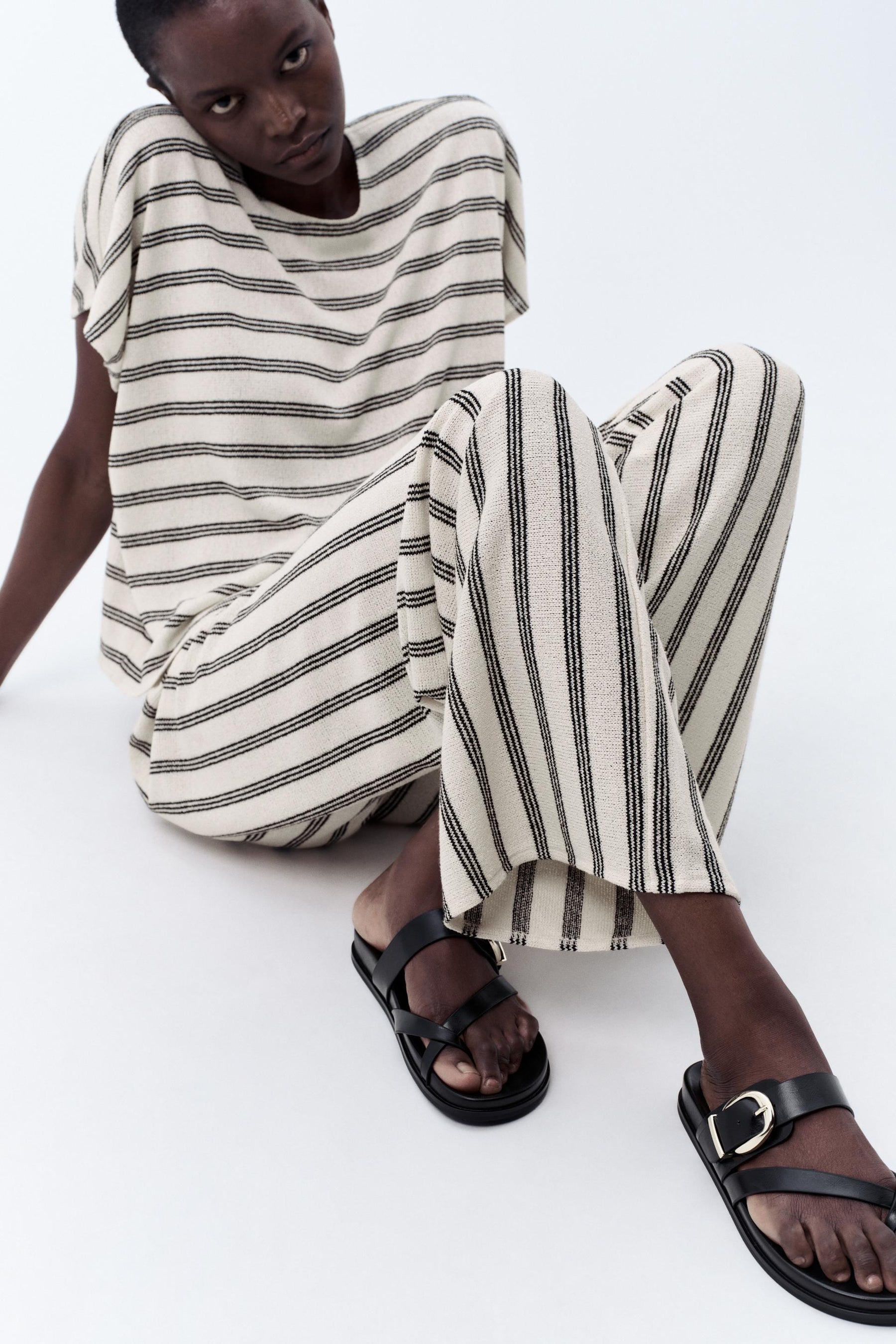 Flache Sandalen mit Schnalle