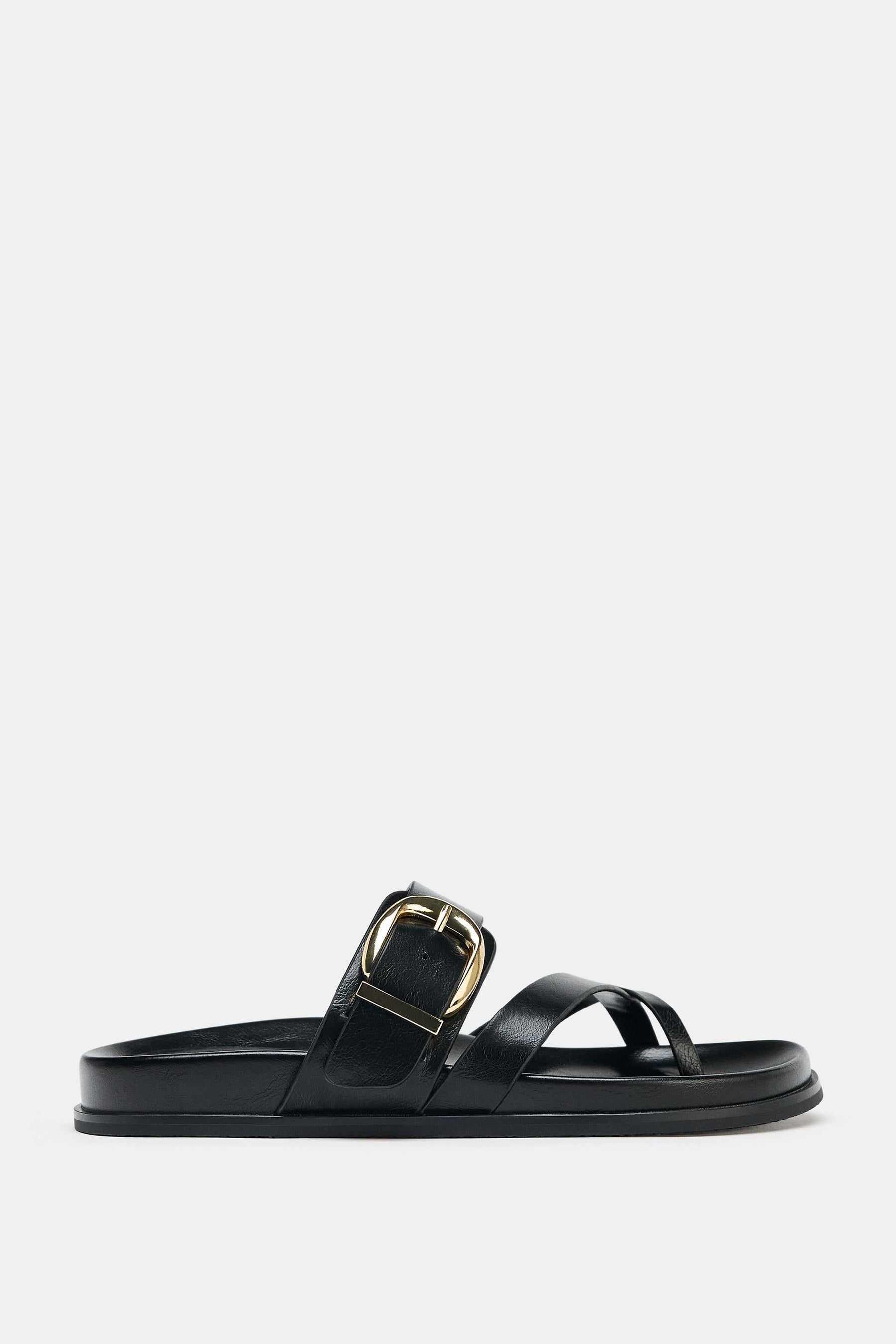 Flache Sandalen mit Schnalle
