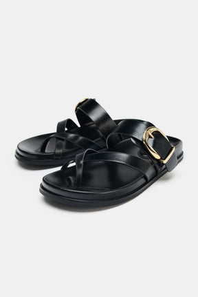 Flache Sandalen mit Schnalle
