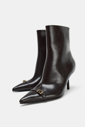 Stiefeletten mit Schnallen