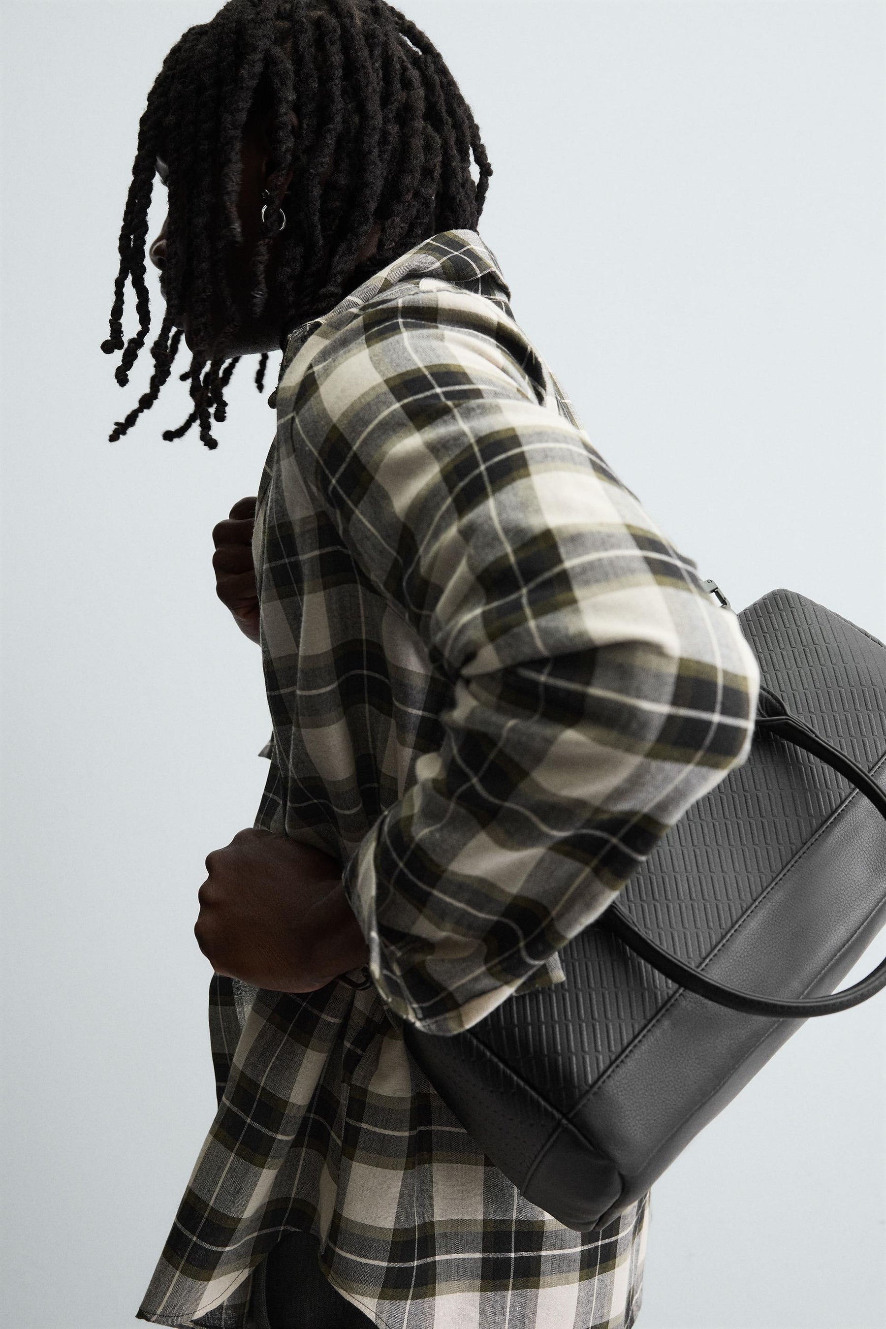 Strukturierte, gummierte Umhängetasche