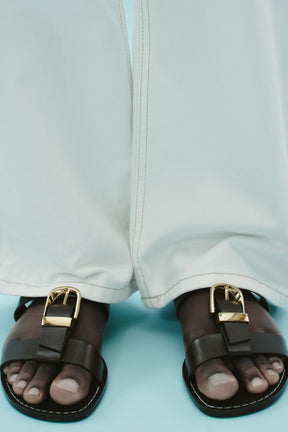 Flache Sandalen mit Doppelriemen