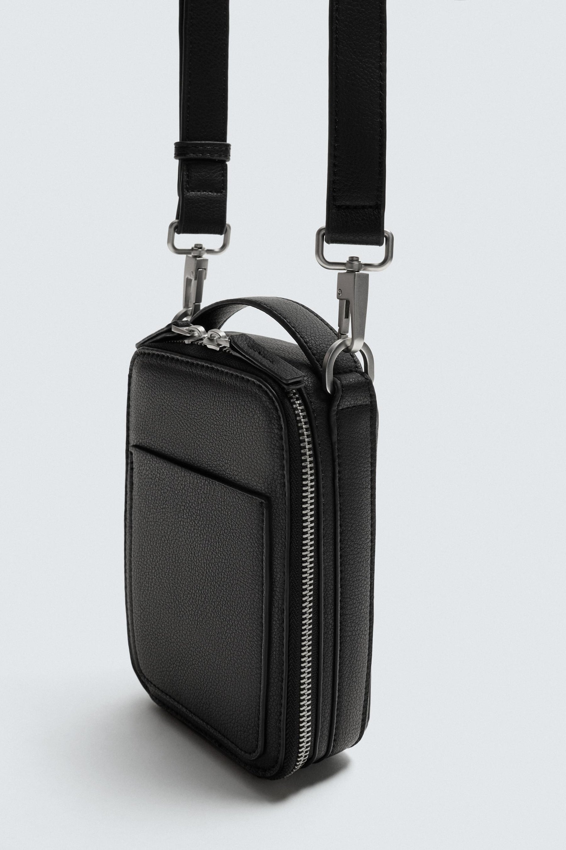 STRUKTURIERTE VERTIKALE UMHÄNGETASCHE