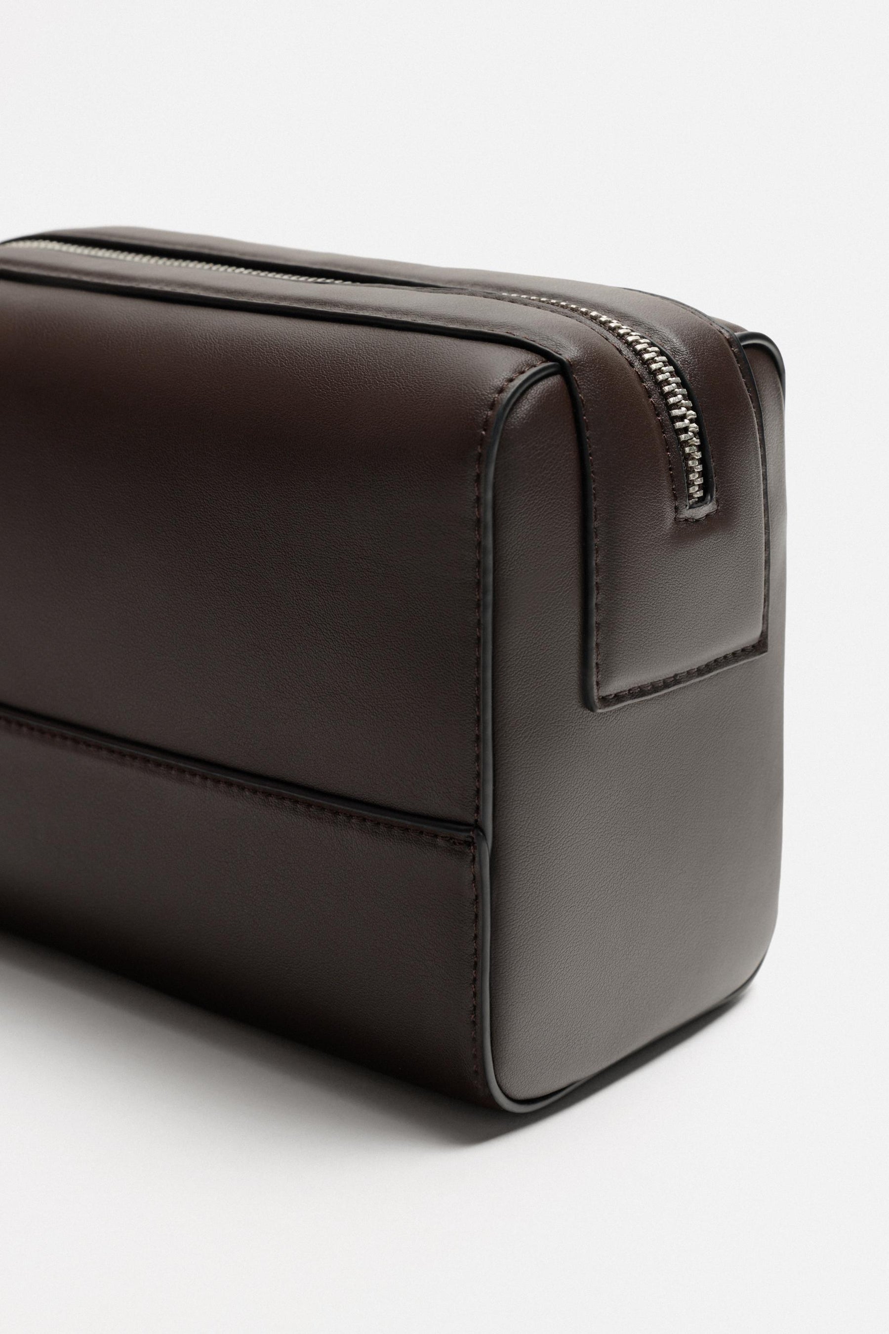 PLAIN TOILETRY BAG