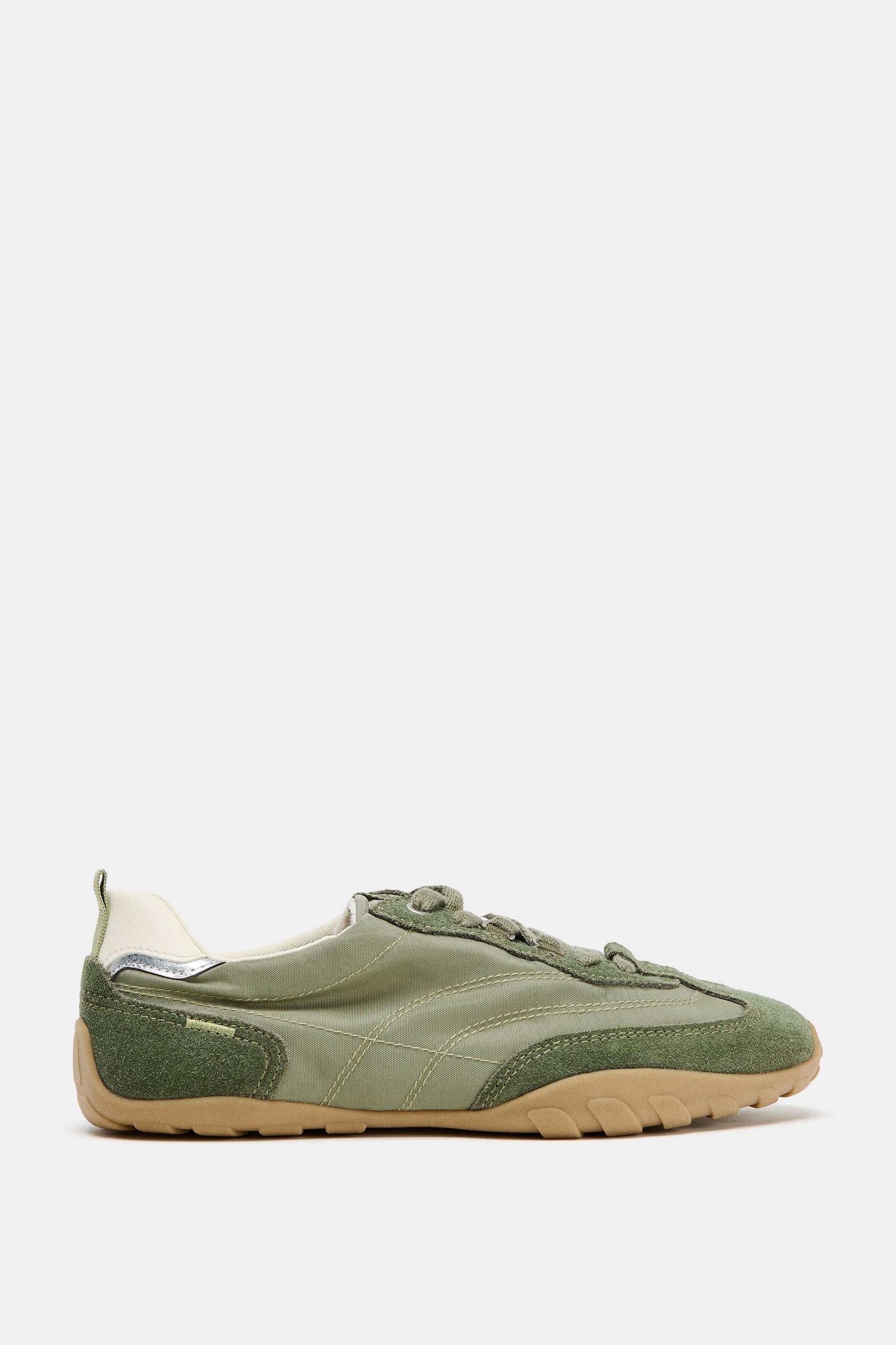 KONTRASTHALTIGE LAUFSCHUHE