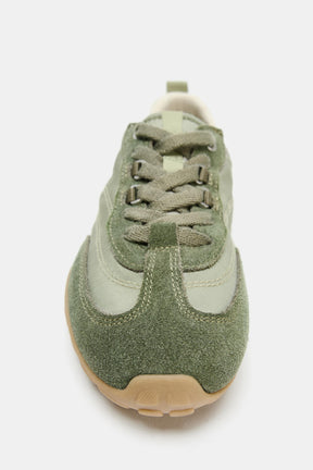 KONTRASTHALTIGE LAUFSCHUHE