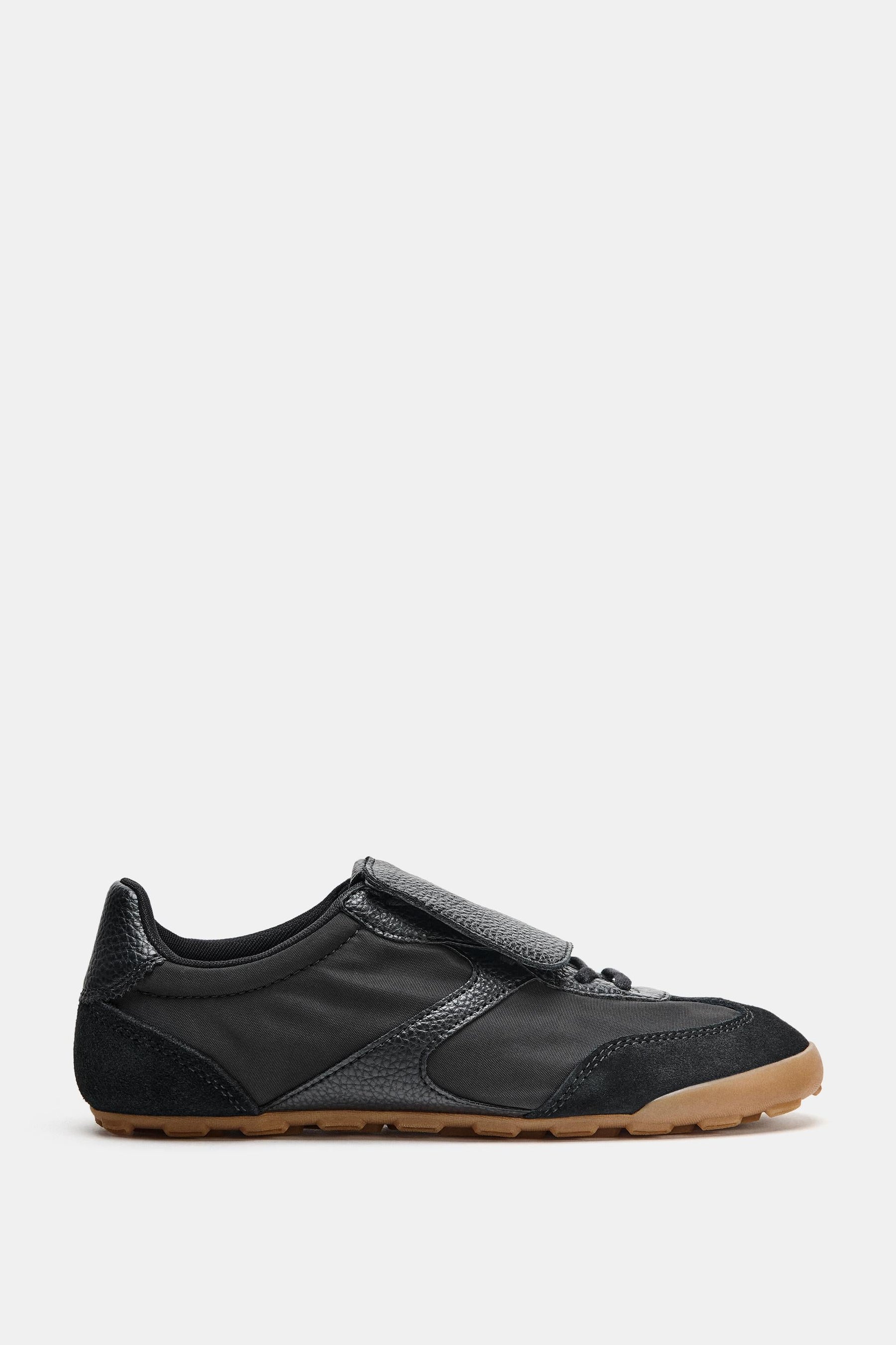 SNEAKERS WITH TONGUE DETAIL