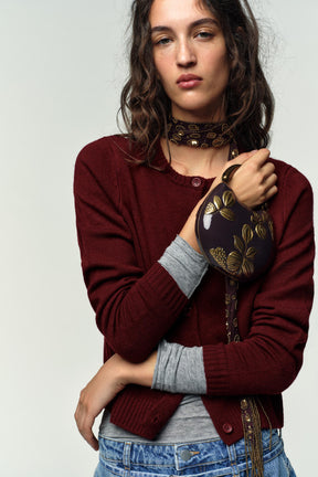 Stabile Schachtel mit Blumenverzierung