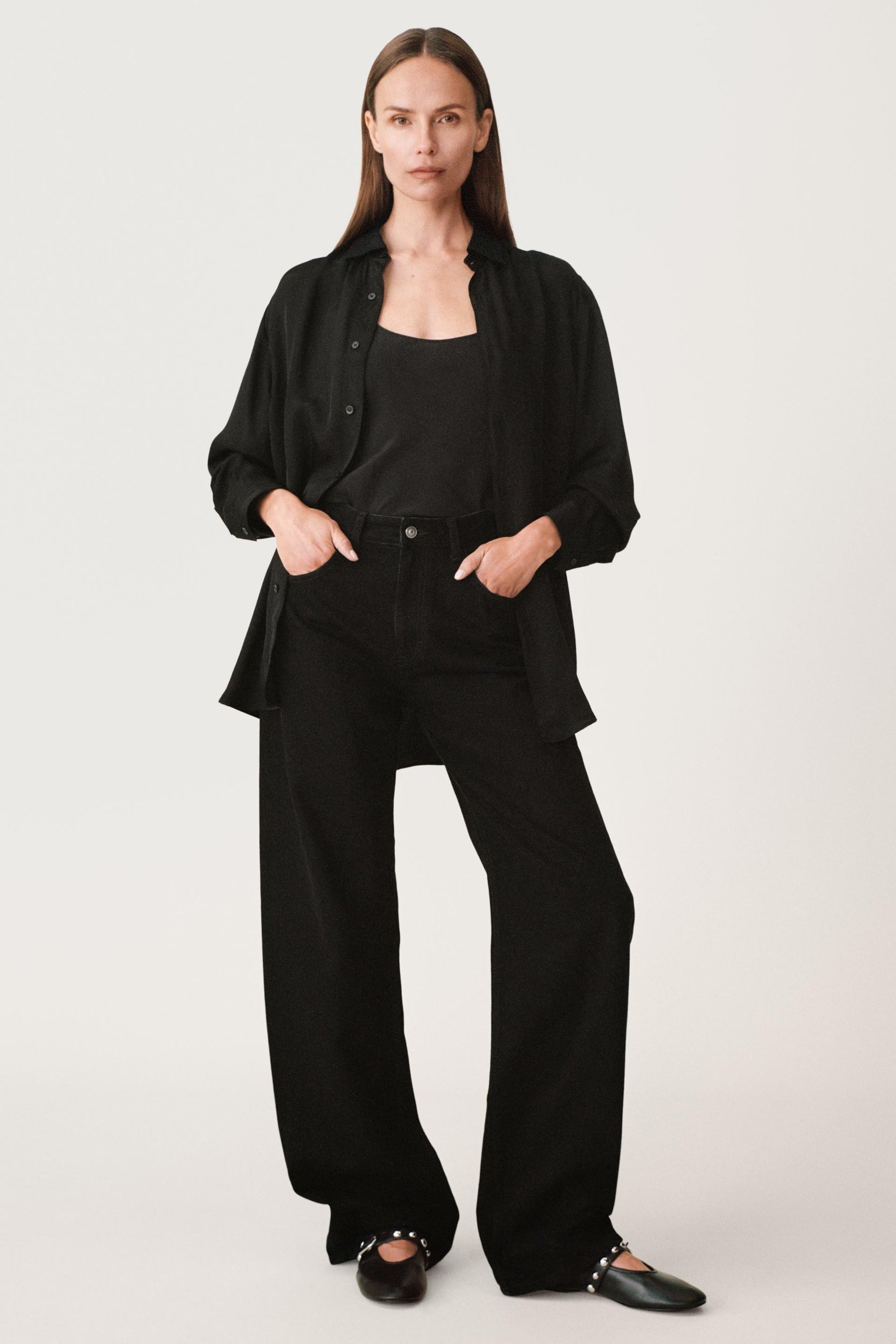 HIGH-WAIST CURVED JEANS