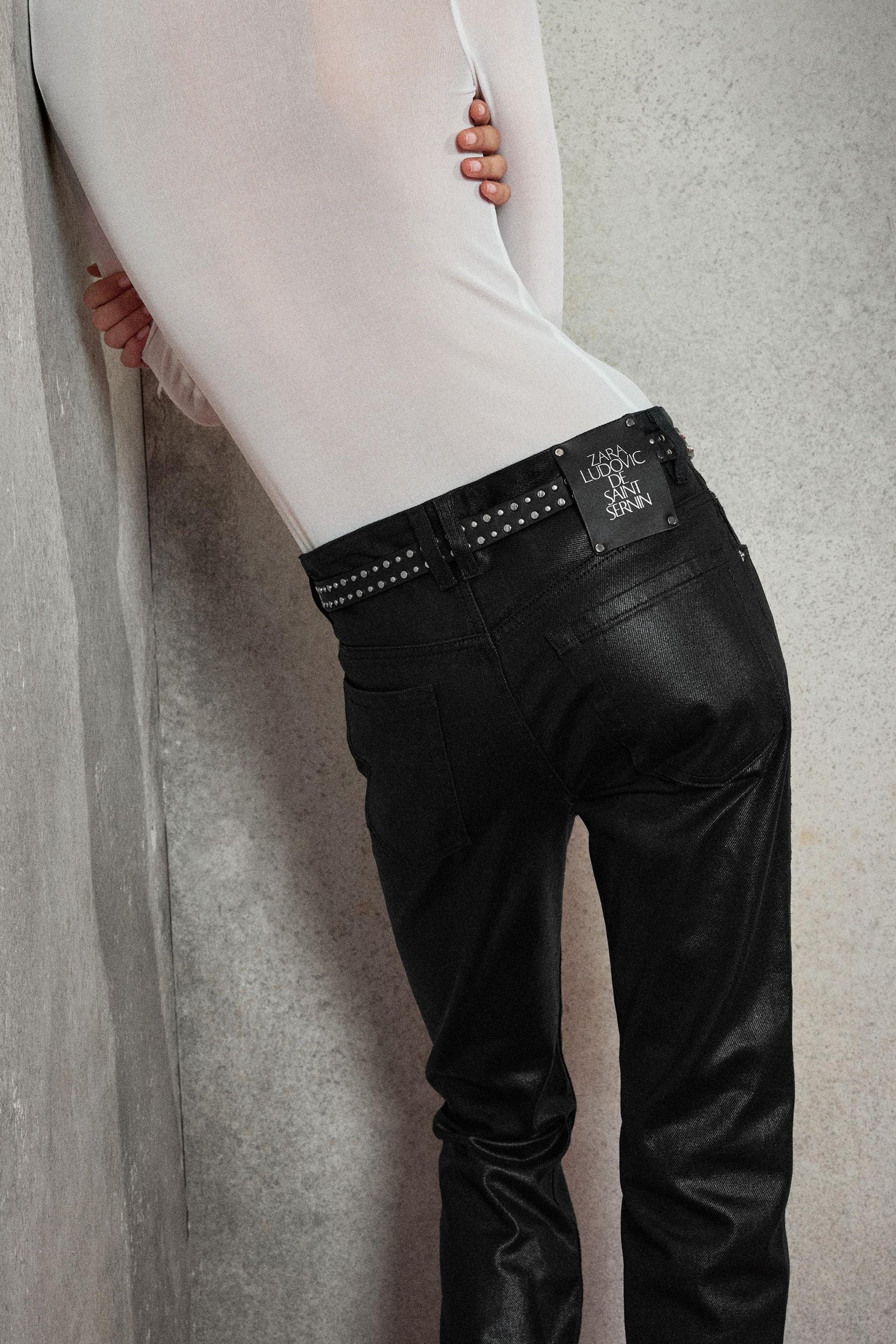 Gewachste Bootcut-Jeans mit niedrigem Bund